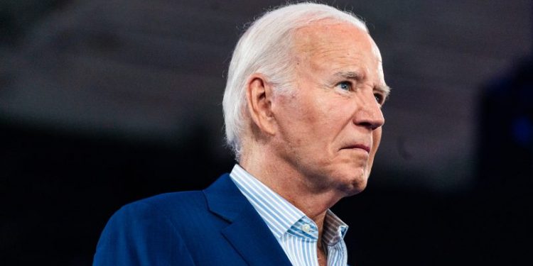 In private, Democrats panic. For the Biden campaign, everything is fine.