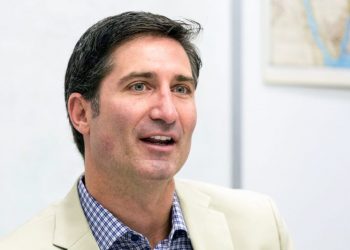 Why Wall Street thinks Brian Niccol is the person to revive Starbucks — and end the Howard Schultz era