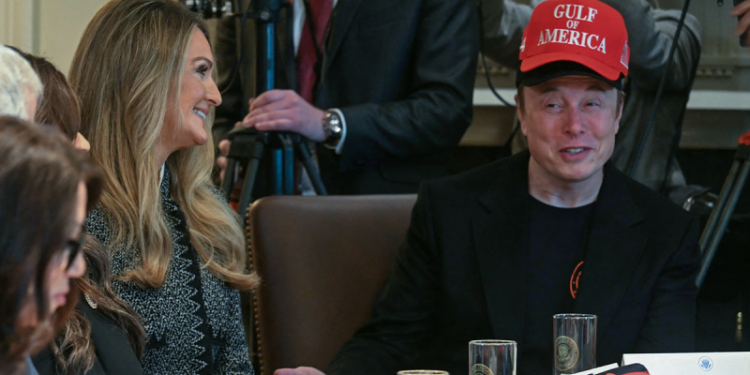 Elon Musk receives applause from Cabinet as he begins planned departure from DOGE role