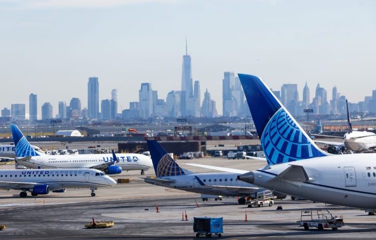 United Airlines says it will boot passengers who refuse to use headphones on planes